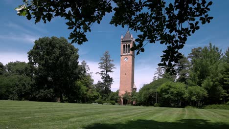 Campanile-Der-Iowa-State-University-In-Ames,-Iowa-Mit-Blick-Durch-Bäume-Und-Rasenstall,-Video-Weit