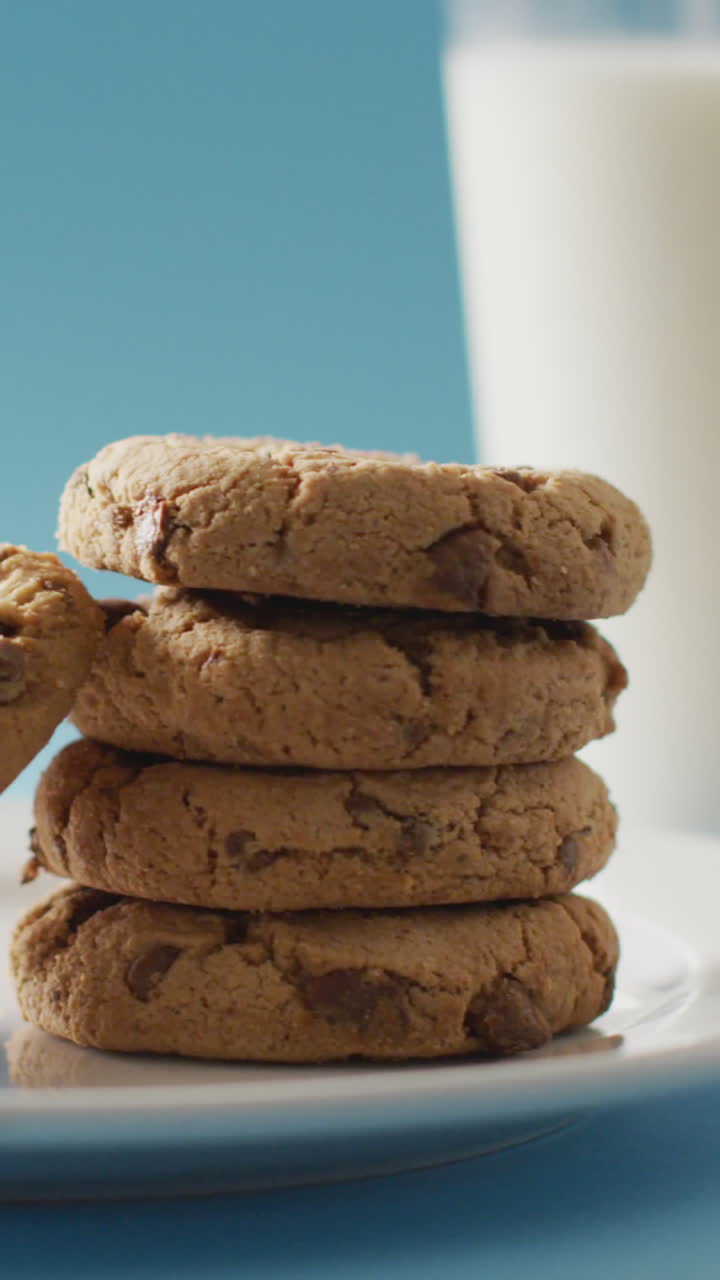 video de galletas con chocolate y leche sobre fondo azul