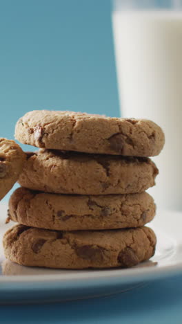 video de galletas con chocolate y leche sobre fondo azul