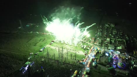 hermosos fuegos artificiales o fuegos artificiales en la noche son hermosos