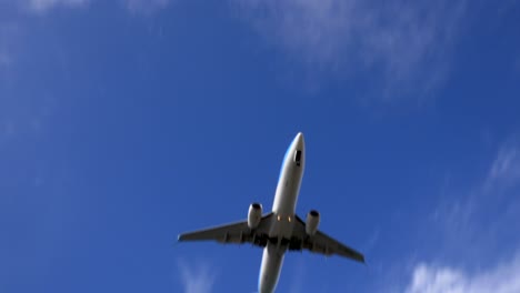 Landendes-Flugzeug,-Das-In-Geringer-Höhe-Vorbeifliegt