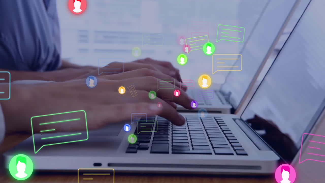 animación de iconos de redes sociales con burbujas de habla sobre diversos colegas que usan portátiles