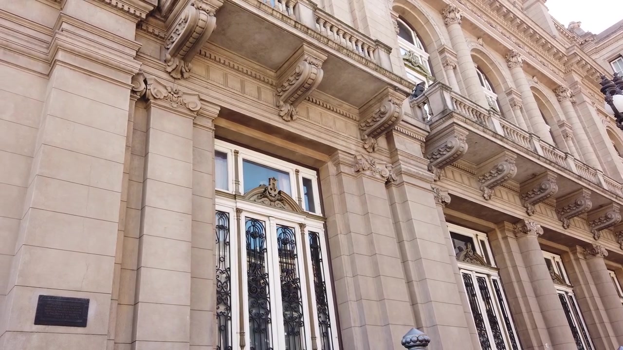 Primer plano panorámico de la arquitectura del Teatro Colón, mostrando detalles del Renacimiento francés y del Barroco italiano en Buenos Aires, Argentina.