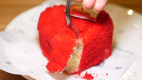 roter samtiger herzförmiger käsekuchen