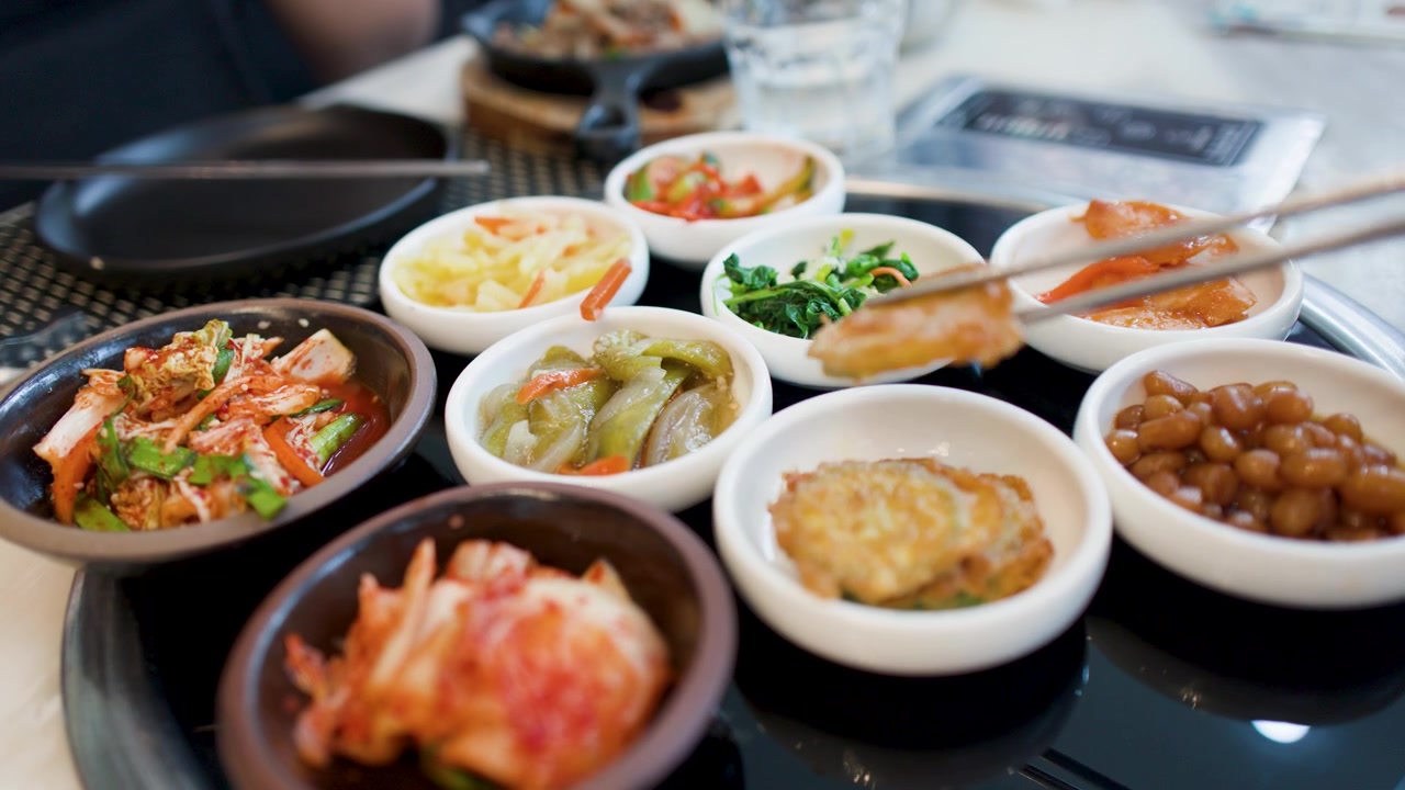 식탁 위 다양한 한국 반찬 클로즈업