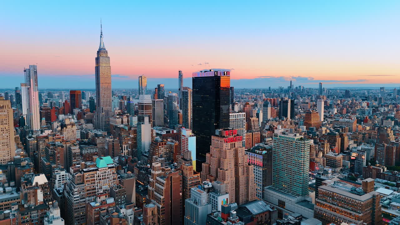 New York, USA, 8 ottobre 2025: fitto paesaggio urbano della moderna New York, Stati Uniti. Drone che scende sullo scenario della metropoli al tramonto. Cielo rosa sullo sfondo