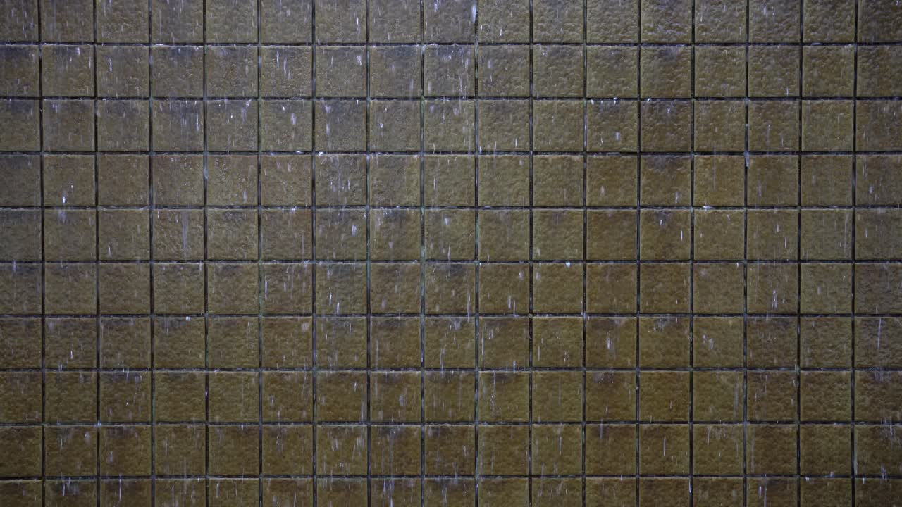 los movimientos de la corriente de agua fluyen hacia abajo en la pared