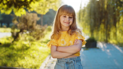 retrato de criança pré-adolescente feliz rosto de menina sorrindo olhando para a câmera bom humor satisfeito no parque