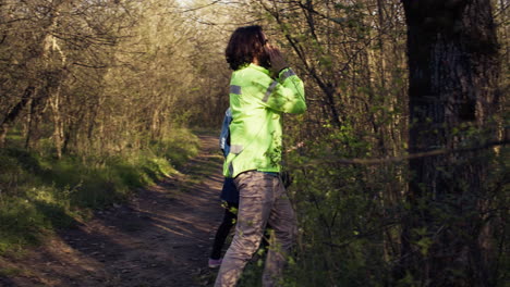 Leiter-Des-Rettungsteams-Führt-Seine-Mannschaft-In-Den-Wald