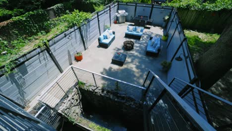 vista desde el balcón del patio trasero moderno de lujo con muebles de exterior en un día soleado