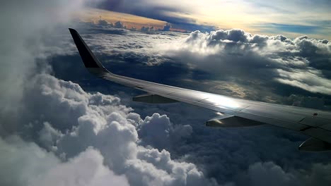 hermoso amanecer matutino con vista al cielo nublado desde las ventanas de los aviones comerciales