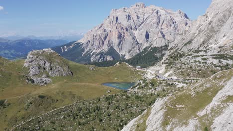 Bergsee-Umgeben-Von-Hohen-Berggipfeln