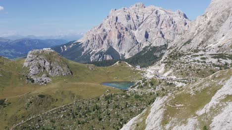 lago de montaña rodeado de altos picos montañosos