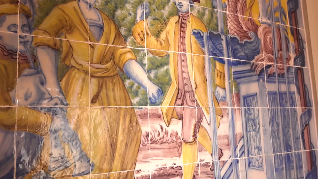 Vista ravvicinata di interni con piastrelle di ceramica azulejo usurate, con vivaci figure gialle e blu che raffigurano la vita nobiliare storica all'interno di un palazzo reale