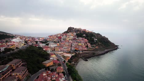 Panorama-Aéreo-De-La-Ciudad-Italiana-De-Color-Castelsardo-En-La-Costa-Costera,-Cerdeña