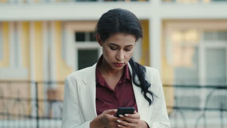 Mensaje-De-Texto-De-Empresaria-Serio-Al-Aire-Libre.-Mujer-Mirando-La-Pantalla-Del-Teléfono