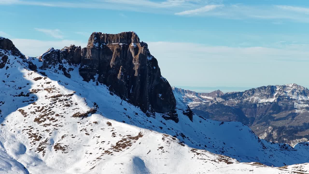Filmato aereo con drone della catena montuosa del Churfirsten con pendii innevati e aspre vette alpine in Svizzera