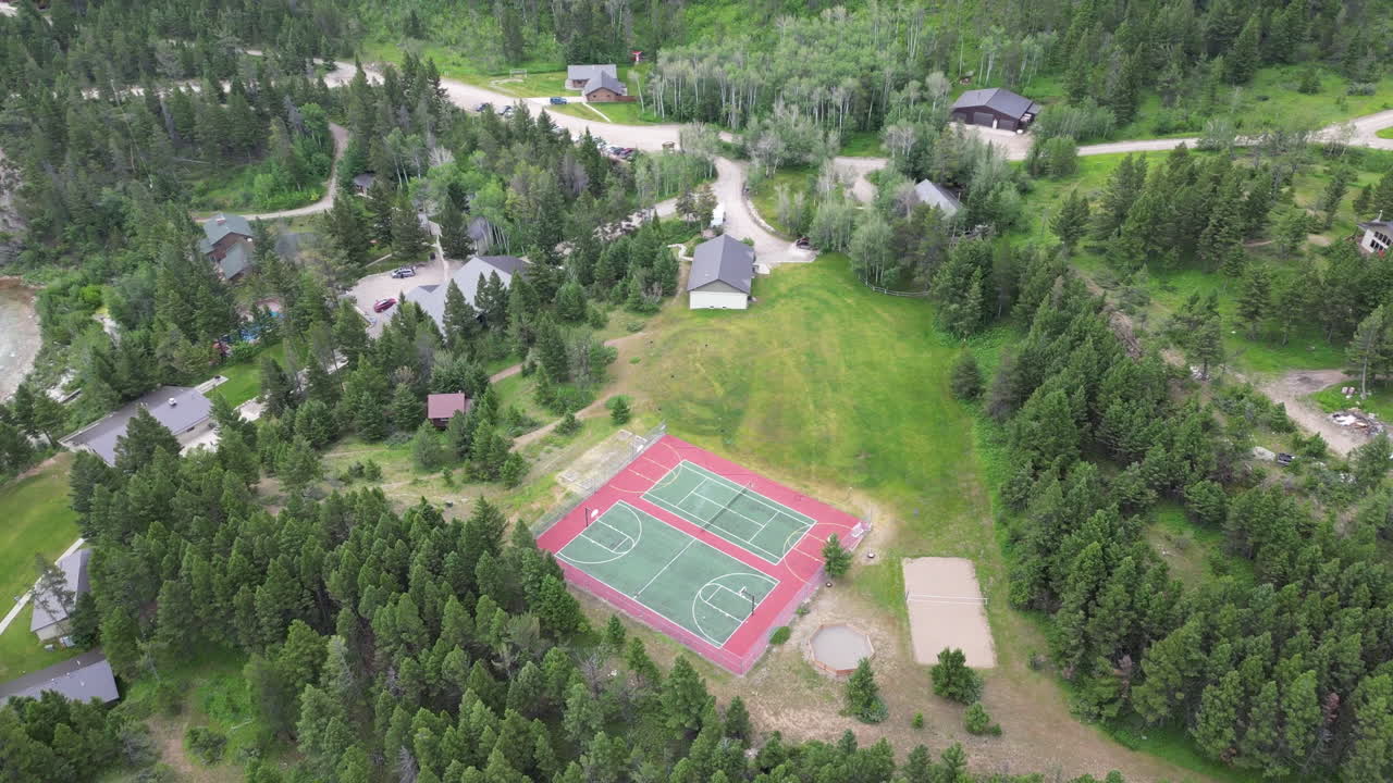 воздушный вид на красивый летний лагерь