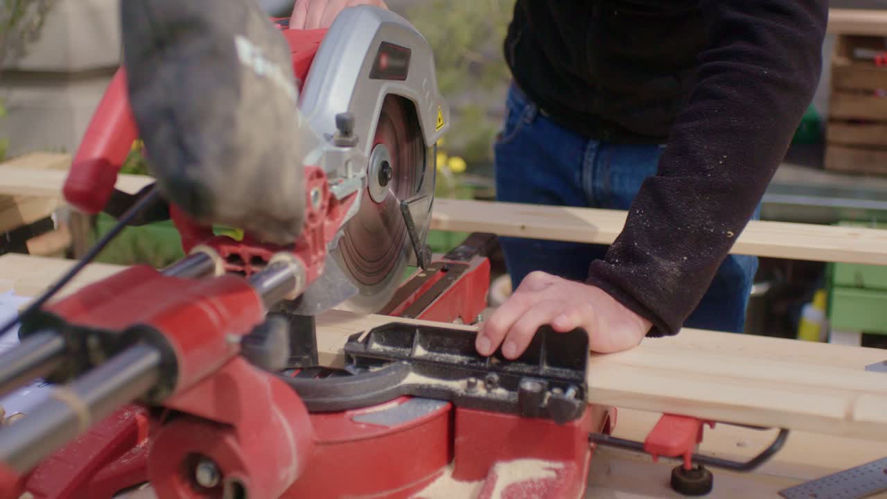 작업자가 톱질 공정을 시작합니다.