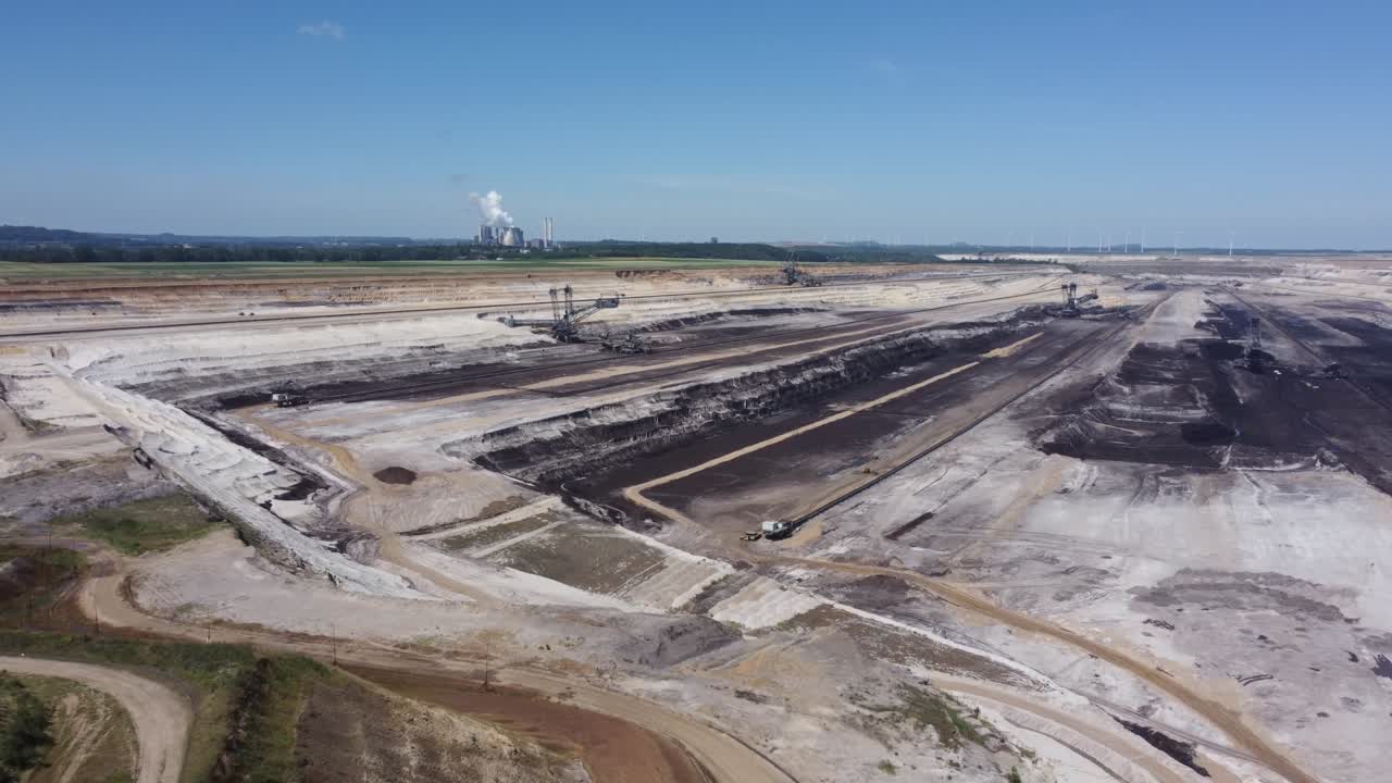 mina de lignito a cielo abierto de hambach en la zona de minería de legnito de renania cerca de düren en alemania con la central eléctrica de weisweiler en el fondo