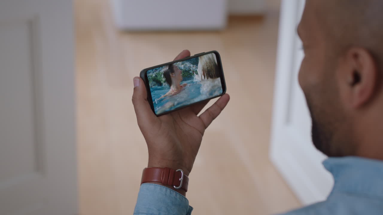 joven chateando en video usando un teléfono inteligente con amigos en vacaciones nadando compartiendo experiencia de viaje divirtiéndose en vacaciones