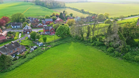 Burwell-Village,-Anteriormente-Una-Ciudad-De-Mercado-Medieval,-Se-Representa-A-Través-De-Imágenes-De-Drones,-Destacando-Campos-Rurales,-Casas-De-Ladrillo-Rojo-Envejecidas-Y-La-Iglesia-Parroquial-De-San-Miguel-En-Desuso-En-Lincolnshire.