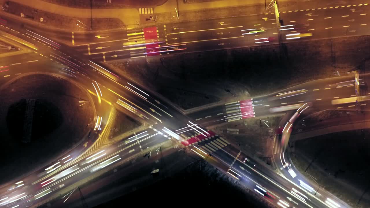 공중 교차로 심한 교통 밤에 끊임없는 시간 지연