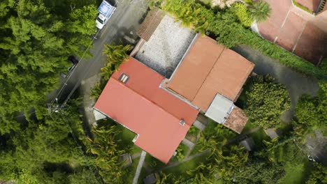 vista de arriba hacia abajo de la casa privada rodeada de exuberante vegetación y vegetación