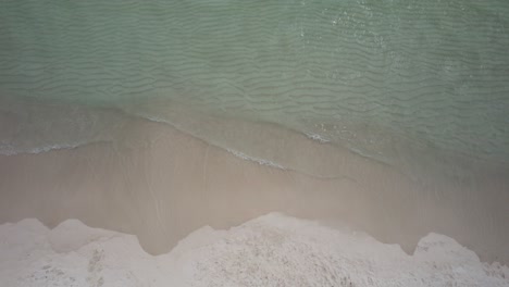 Klare-Wasserwellen-Am-Weißen-Sandstrand-Am-Golf-Von-Mexiko,-Luftaufnahme