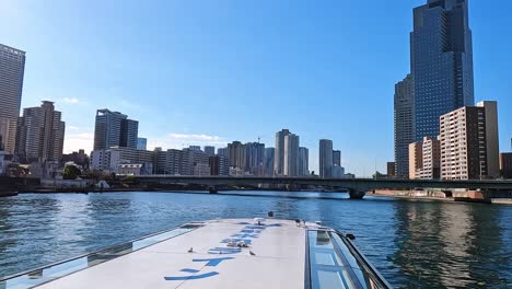 Hermosa-Vista-Desde-Un-Crucero-Por-El-Río-En-Tokio-Río-Sumida,-Japón