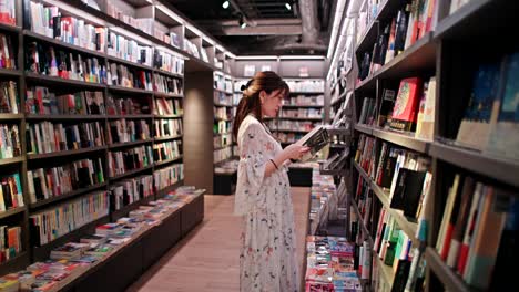 mujer leyendo en una librería