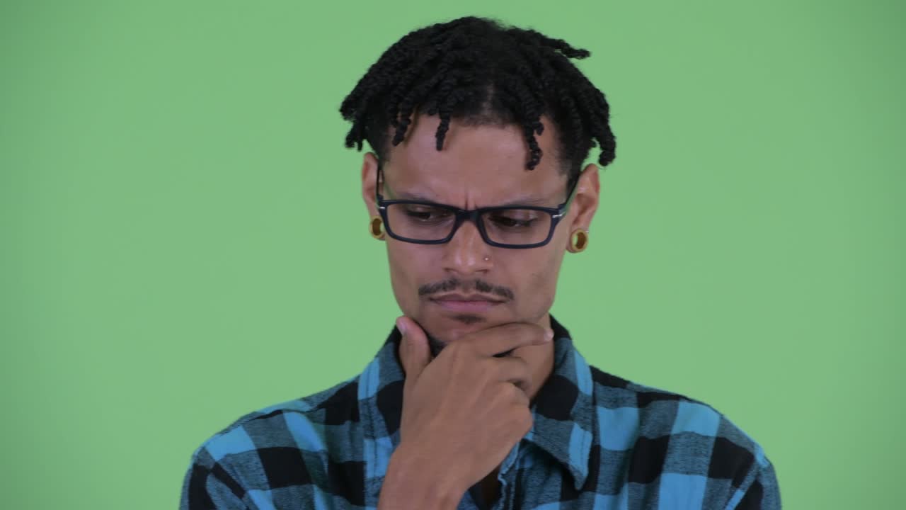 joven y guapo hombre africano hipster con dreadlocks