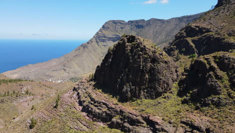 parque natural de tamadaba, tirma: vista aérea en órbita de las formaciones rocosas en este parque natural en la isla de gran canaria en un día soleado