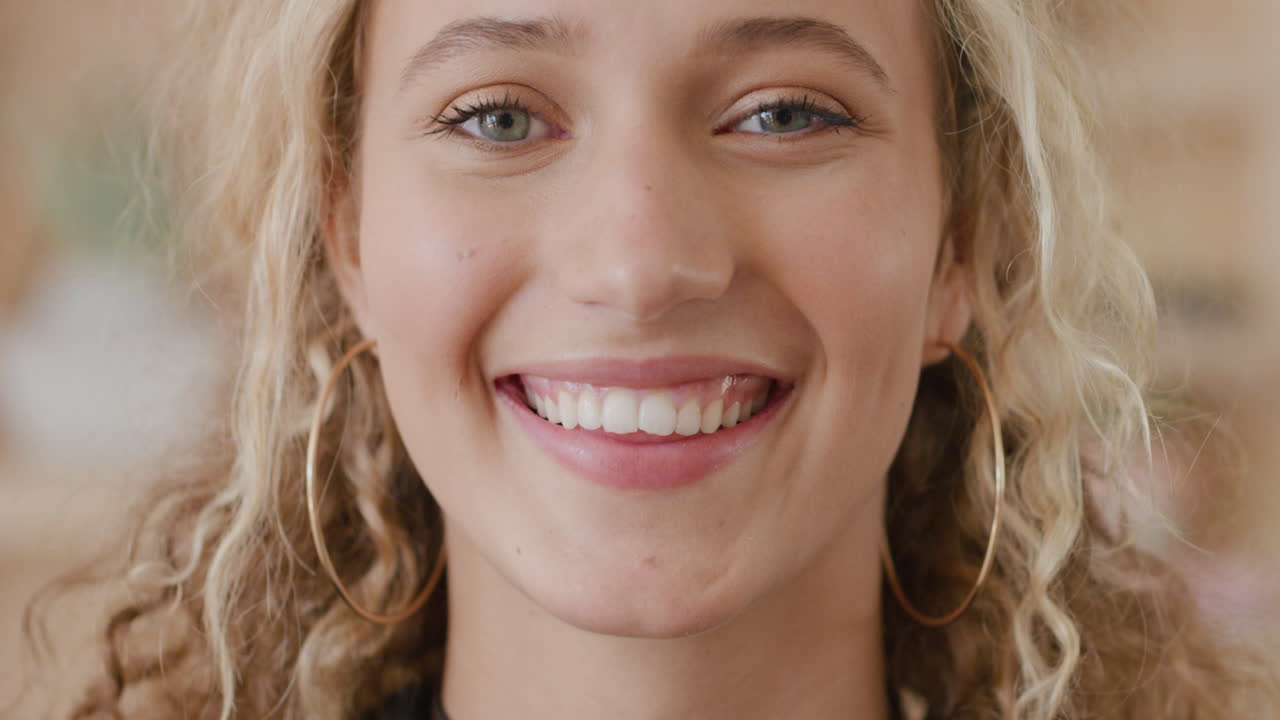retrato de una hermosa mujer rubia sonriendo en casa estilo de vida feliz