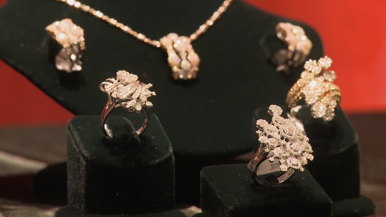 Gold, diamond and precious stones necklace and rings set