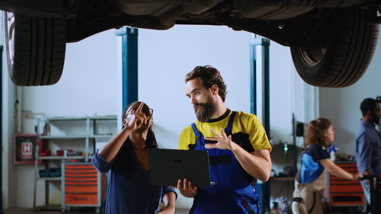mecánico y cliente en busca de piezas de automóvil