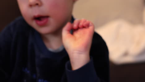 un primer plano de la cara de un niño jugando adentro durante el encierro