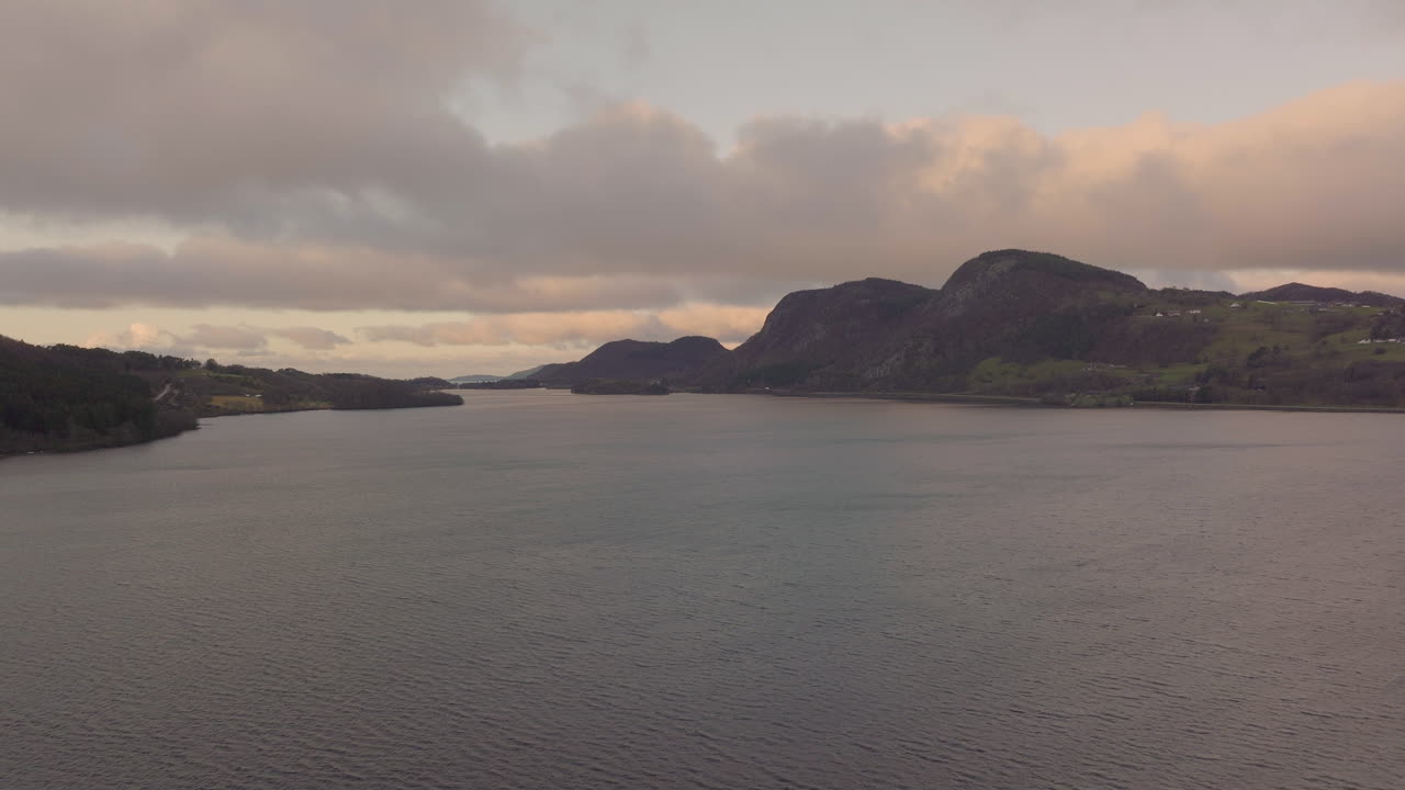 스칸디나비아, 멋진 호수 공중 전망을 감상할 수 있는 황금시간에 조명된 구름