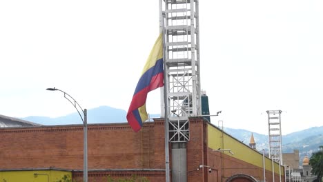 los patriotas levantan la bandera colombiana para celebrar el día de la independencia