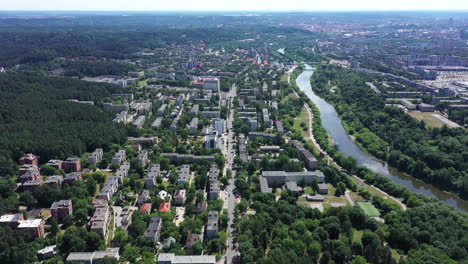 Luftaufnahme:-Stadtansicht-Aus-Sehr-Großer-Höhe-Mit-Sichtbarem-Fluss-Und-Gebäuden-An-Der-Oberfläche
