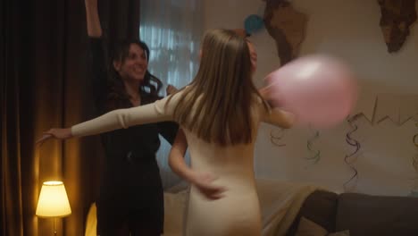 mujeres celebrando con globos