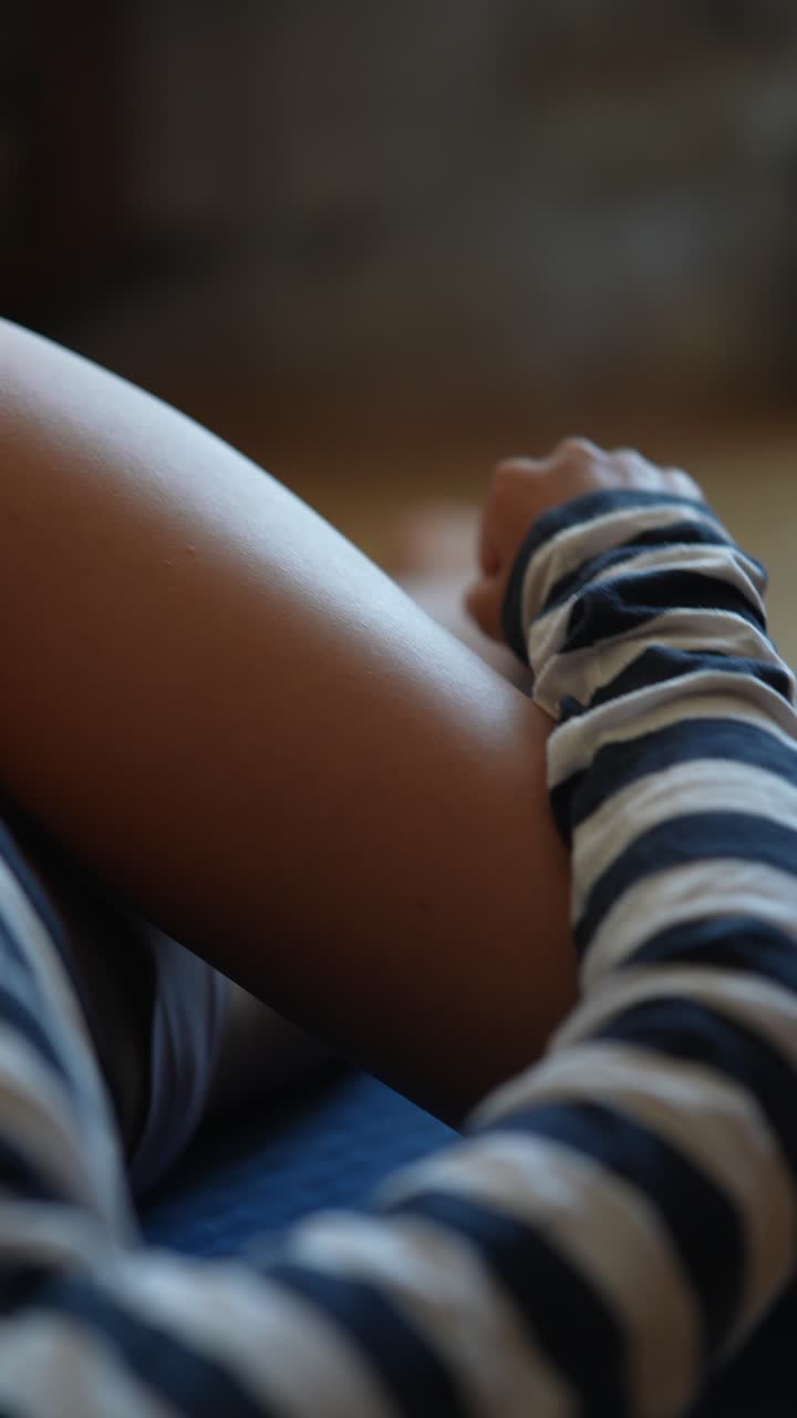 mujer relajándose en una alfombra