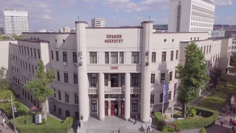 Increíble-Toma-Aérea-4k-De-Apertura-De-La-Facultad-De-Derecho,-Universidad-De-Belgrado