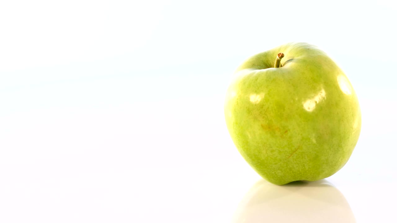 зеленое яблоко, вращается