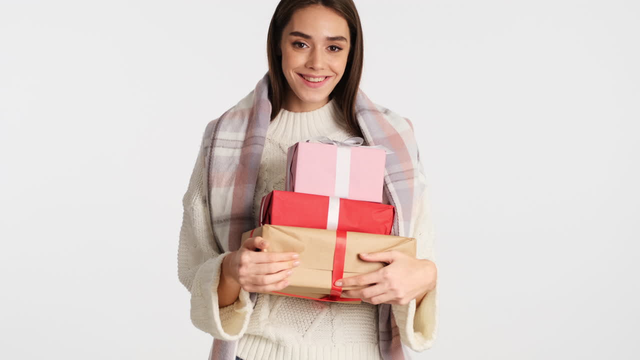 카메라 앞에서 포즈를 취하는 백인 여성.