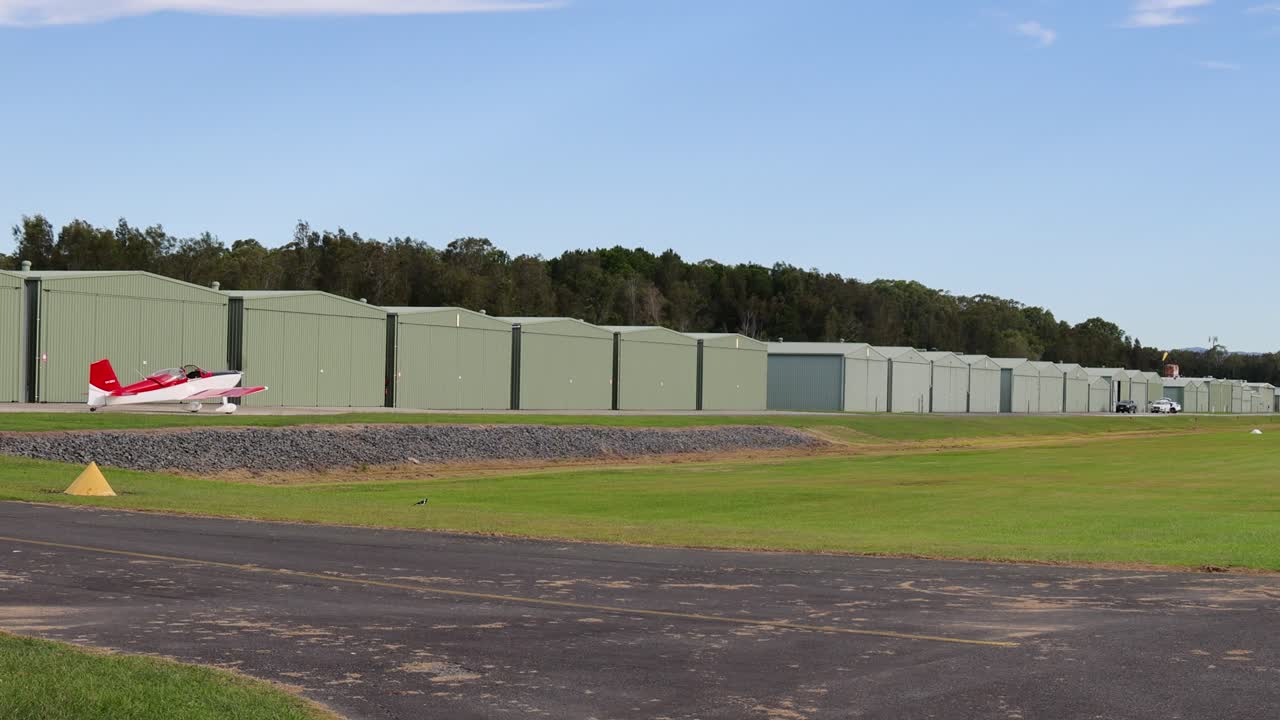 작은 비행기가 하늘로 올라가는 장면