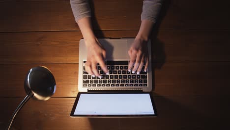 mujer trabajando en la computadora portátil por la noche