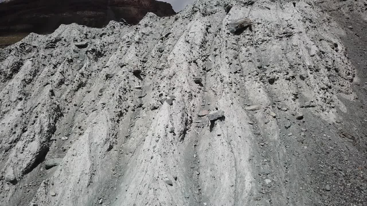 cresta rocosa de montaña en los alpes, suiza, día nublado con un dron mavic