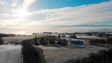 Eine-Sonnig-Aufsteigende-Drohnen-Luftaufnahme-Einer-Winterlandschaft-Mit-Ostseeküste-In-Norddeutschland