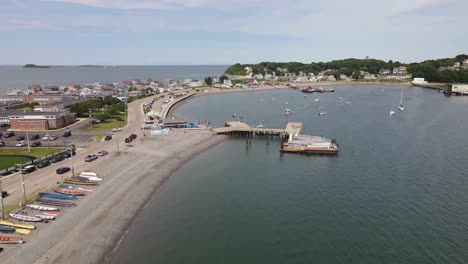 Imágenes-Aéreas-De-Drones-Cerca-De-La-Tripa-Del-Casco,-Casco,-Ma-Usa,-Estación-De-Guardacostas-Y-Muelle-De-Cercanías-A-La-Vista